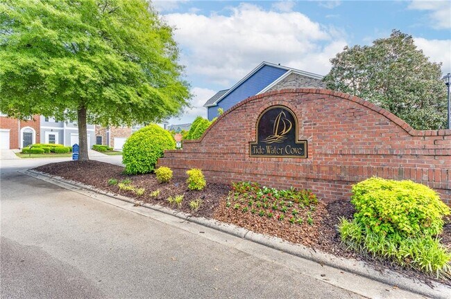 Building Photo - 6604 Splashwater Dr