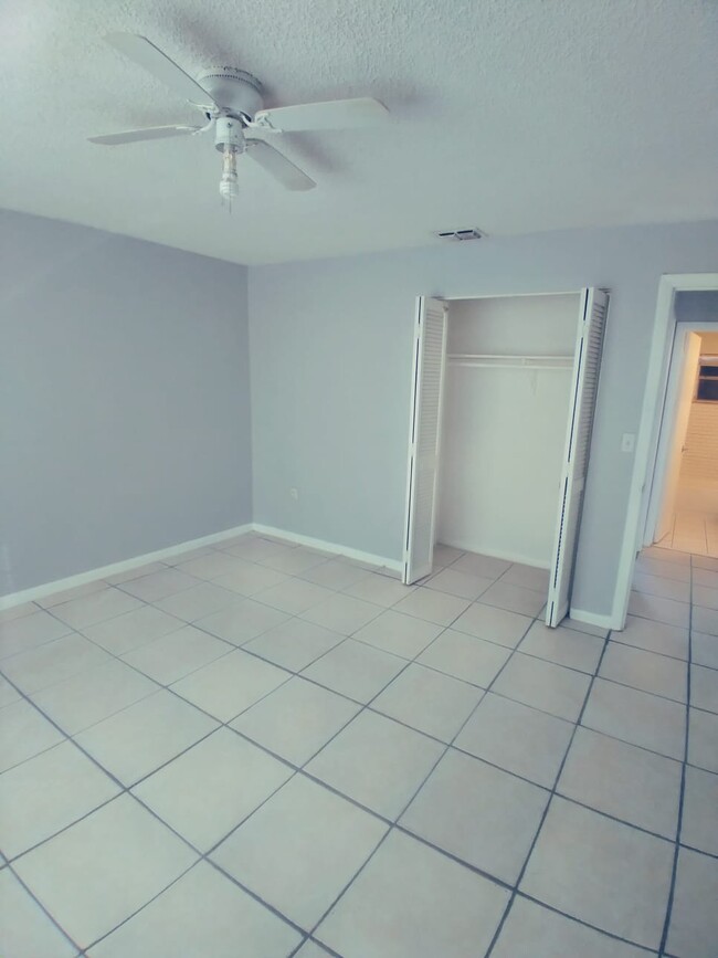 Building Photo - 1712 E Breezy Ln