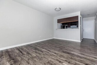 Building Photo - 4400 Memorial Dr