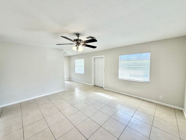 Building Photo - PIKUS (1931 Sunshine Blvd)