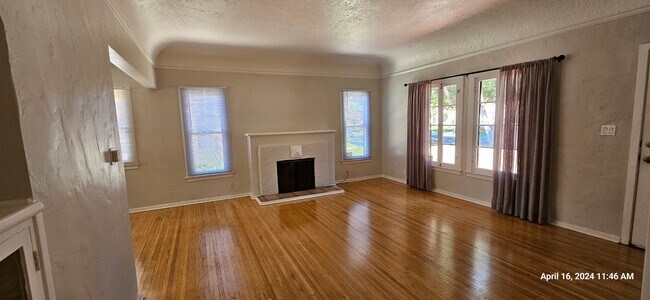 Building Photo - Charming Centrally Located Single Story Ho...