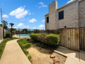 Building Photo - 17659 Red Oak Dr