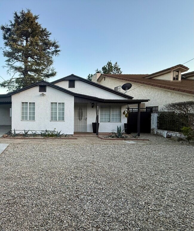 Foto del edificio - 22122 Saticoy St