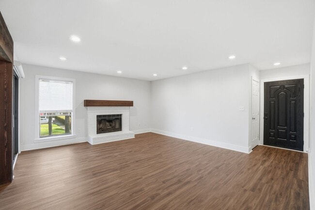 Building Photo - Beautifully Updated Condo with High-End Finishes Throughout