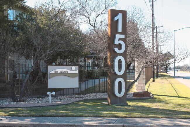 Foto del edificio - 1500 Lake Shore Dr