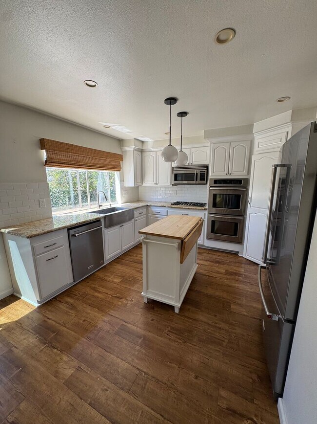 Foto del edificio - Light-Filled Home with Resort-Style Backyard in Thousand Oaks