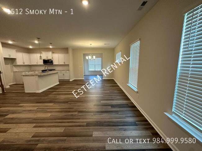 Foto del edificio - 1512 Smoky Mountains St