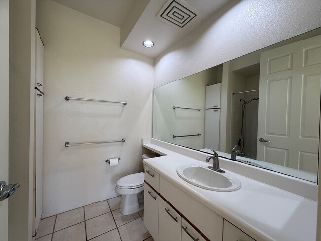 Foto del edificio - Spacious 2 Bedroom, 2 Full Bath End Unit w...