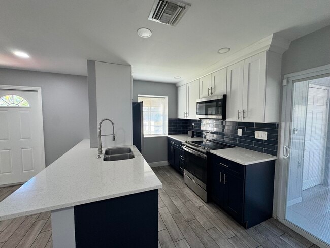 Building Photo - 919 Laurel Dr