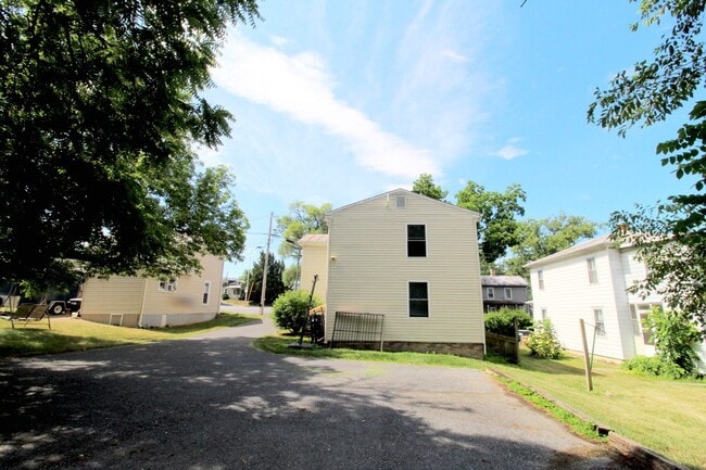 Building Photo - 270 W Bruce St