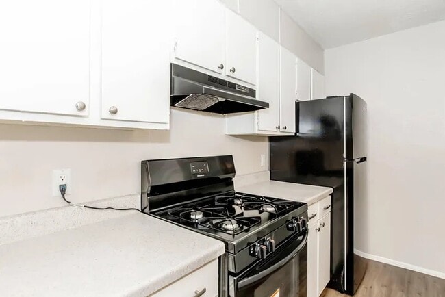 2x2 Kitchen Appliances - Scenic Pines Apartments