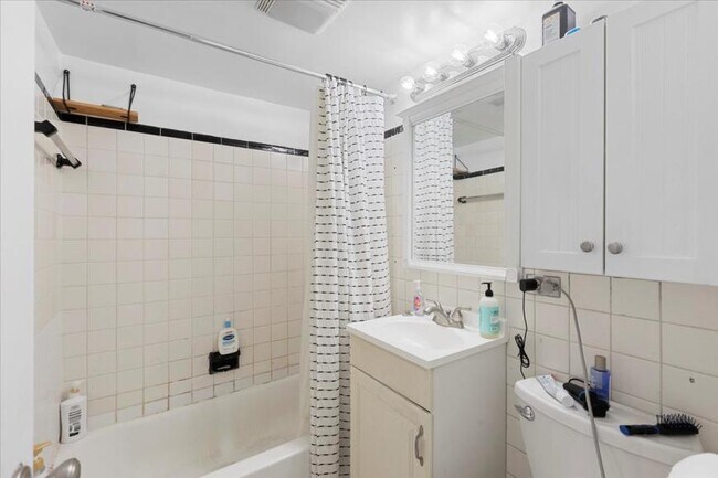 Foto del edificio - 2 bedroom in Chicago IL 60657