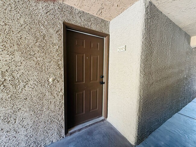 Foto del edificio - Fantastic Guard-Gated Condo – Available Soon!