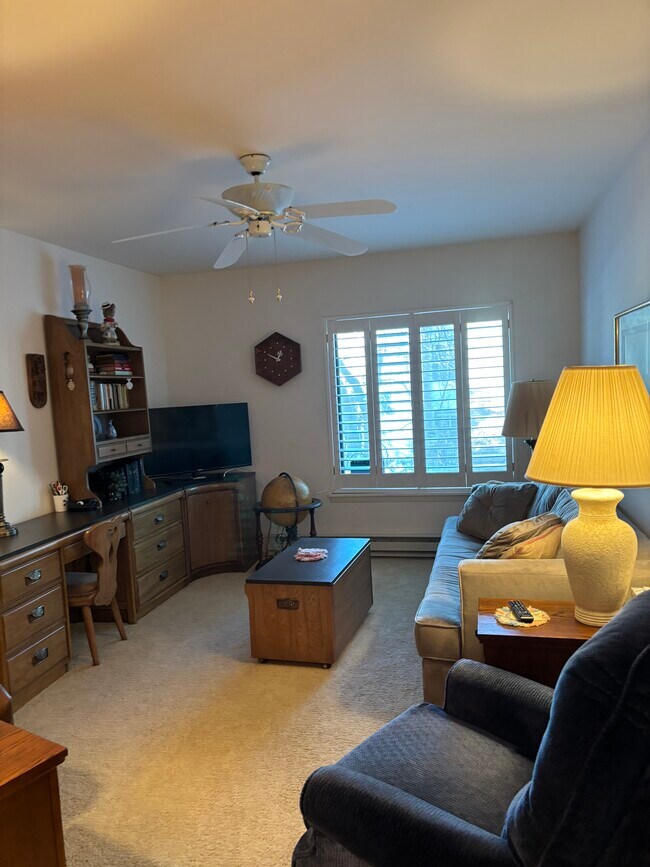 Foto del edificio - 6302 Mineral Point Rd