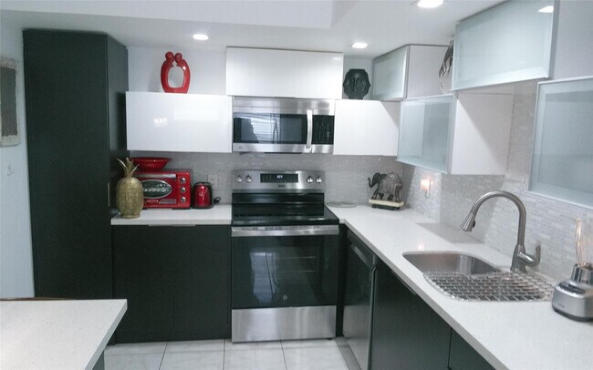 Building Photo - 307 Saxony Dr