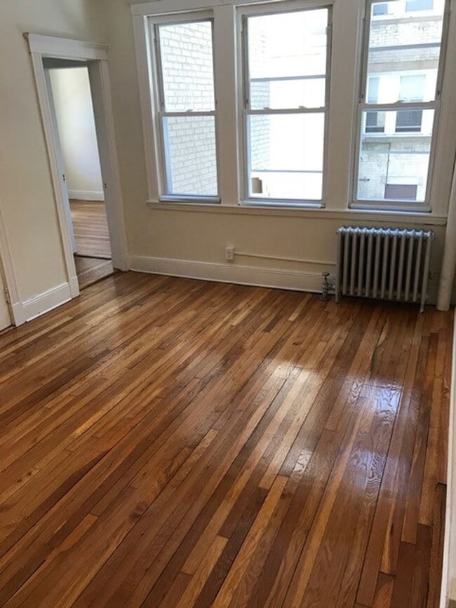 Building Photo - Huge 2 bedroom unit with a porch in Brighton.