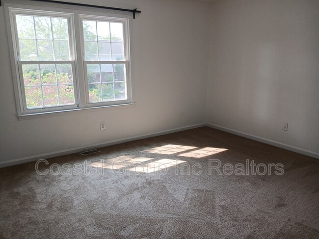 Building Photo - 2241 Sedgewick Dr