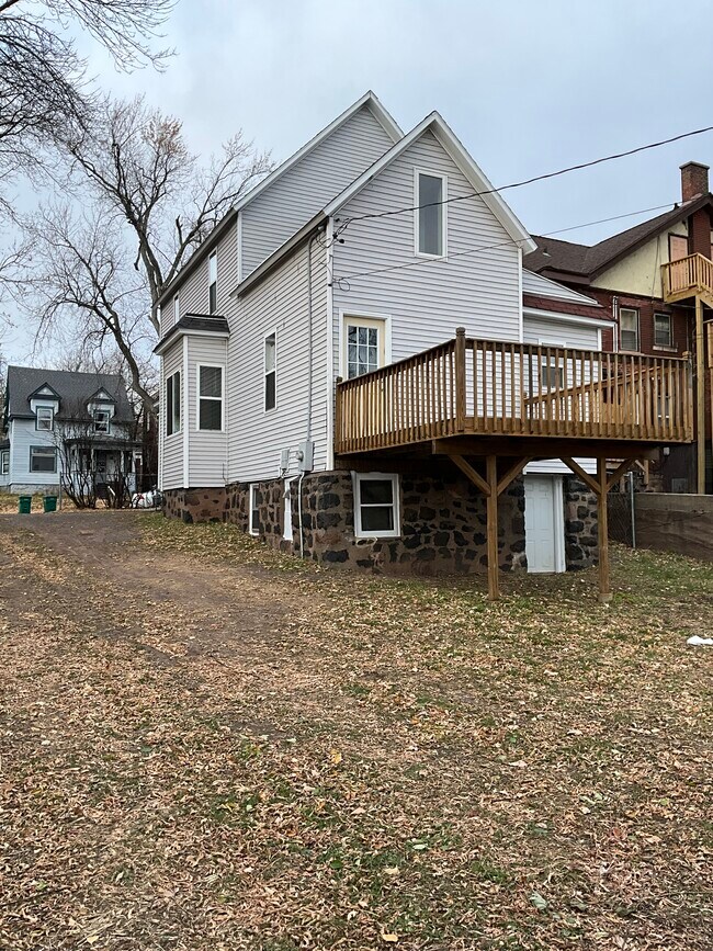 Foto del edificio - 1324 E 2nd St