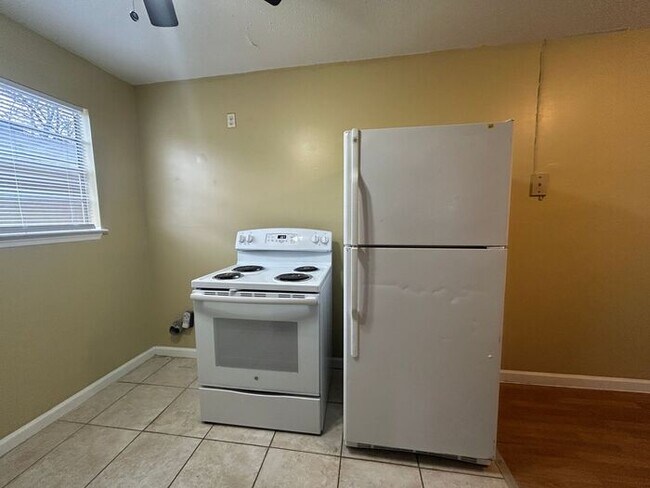 Foto del edificio - Cozy 2-Bedroom Apartment Near Amenities & ...