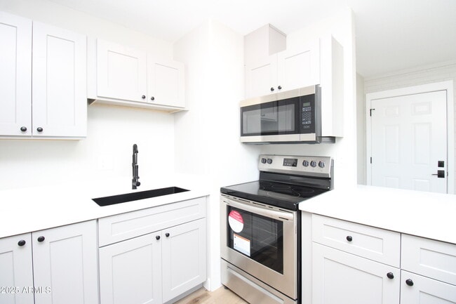 Building Photo - 802 S 11th Ave