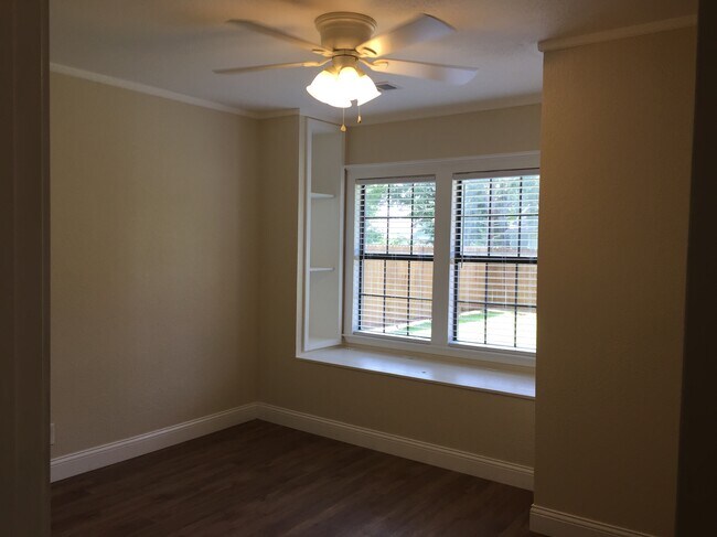 Asiento junto a la ventana con espacio de almacenamiento debajo (en ambos dormitorios traseros) - 310 East 3rd St.