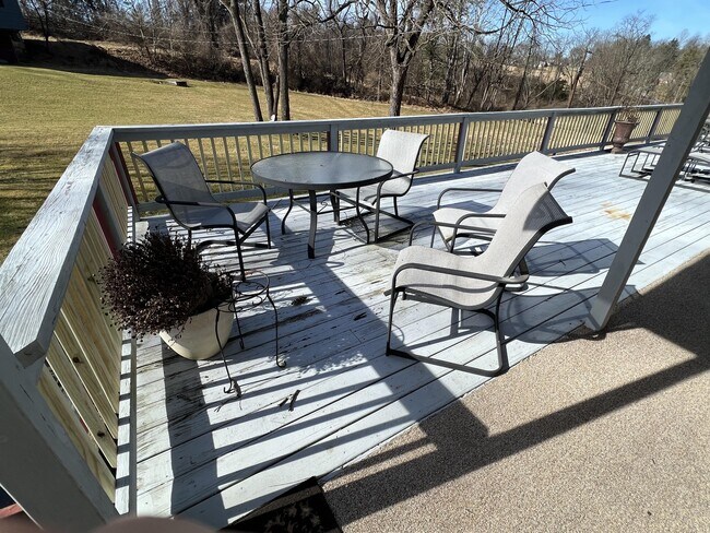 Foto del edificio - 273 Hidden Hill Farm Ln