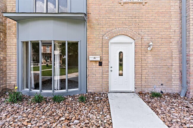 Building Photo - 10738 Briar Forest Dr
