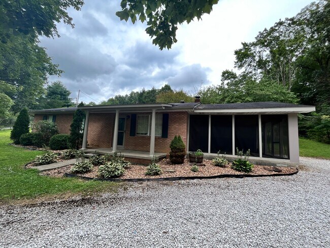 Building Photo - Beautiful Three Bedroom Home close to Grov...
