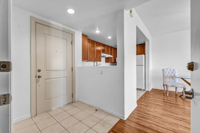 Building Photo - Luxurious Modern Condo in Alhambra