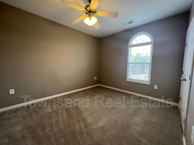 Building Photo - 625 Marshtree Ln