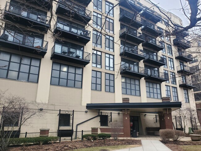 Building Photo - 1525 S Sangamon St