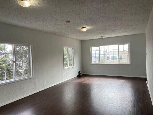 Building Photo - Single-Family Home 4BD/3BA Is Immediately ...