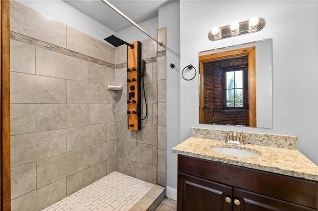 Building Photo - 558 St Francis St