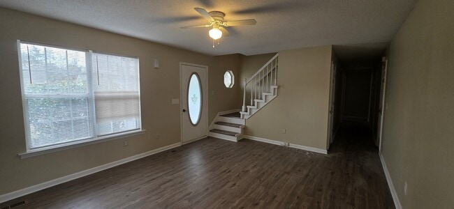 Building Photo - 2902 Meadowhill Dr