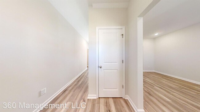 Building Photo - 4 br, 2.5 bath House - 1443 Crescent Blvd