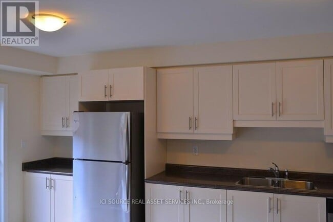 Building Photo - 570 Laking Terrace