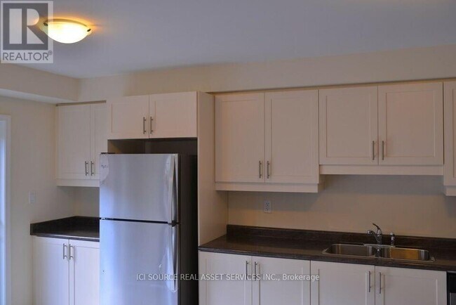 Photo du bâtiment - 570 Laking Terrace