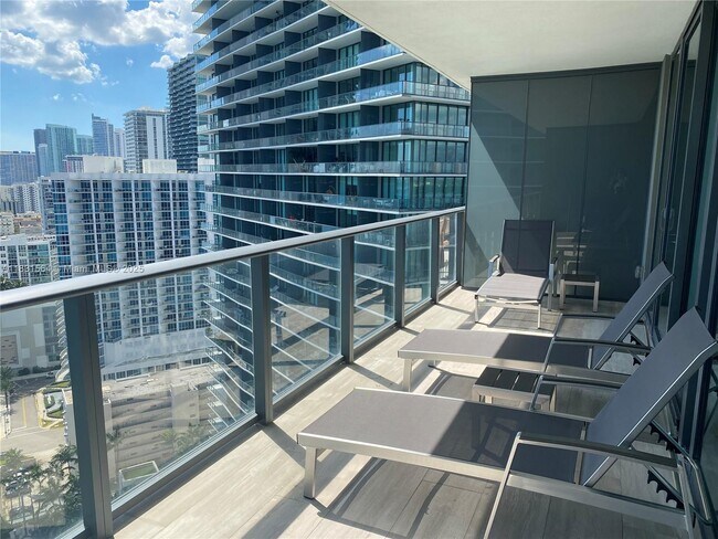 Foto del edificio - 650 NE 32nd St