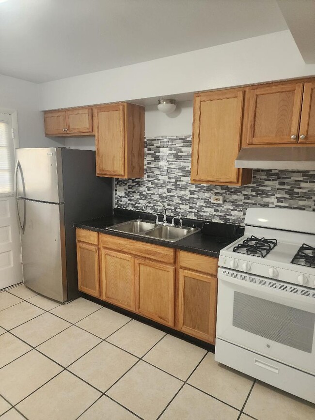 Building Photo - 2037 S 15th Ave