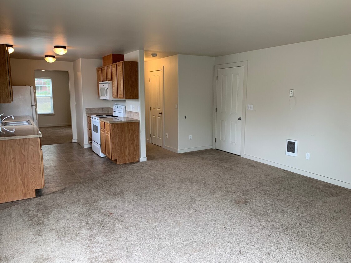 SF289Hull St DuplexBlakely Apartment for Rent in Madras, OR