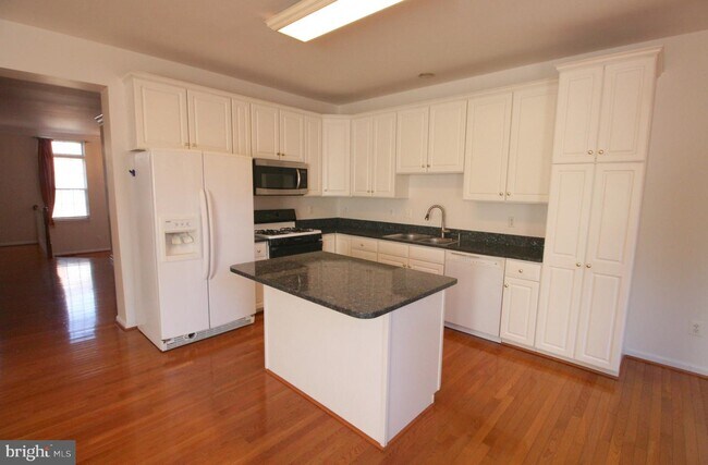 Building Photo - 21485 Trowbridge Square