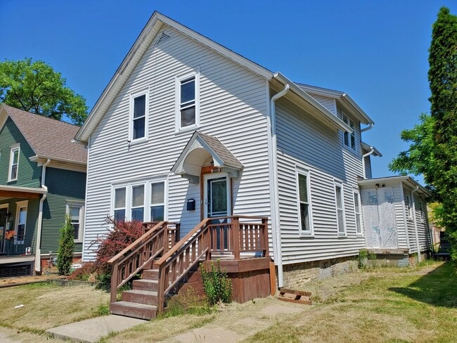 Building Photo - 2221 Superior St