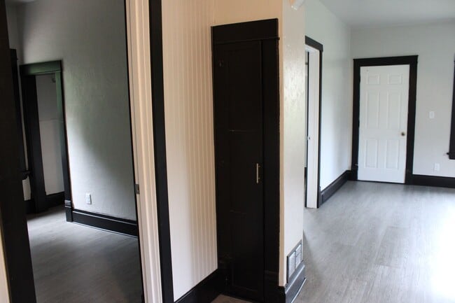 Building Photo - 317 E 10th St S