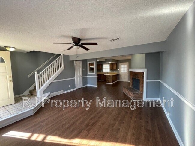 Foto del edificio - 5560 Blossom Ln