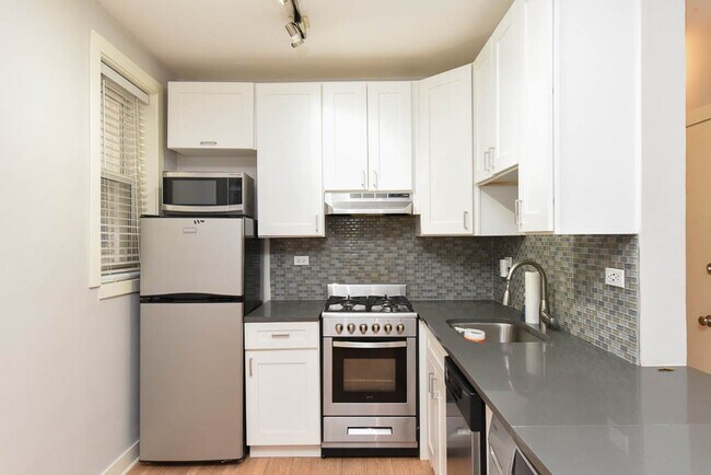 Foto del edificio - 511 W Belmont Ave