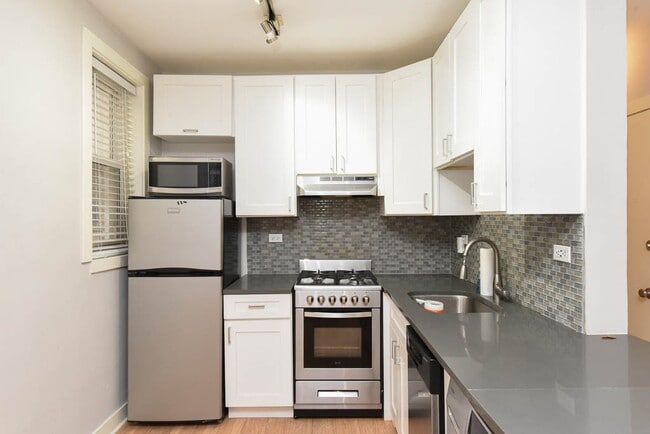 Building Photo - 511 W Belmont Ave