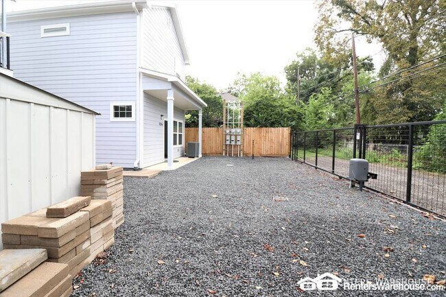 Foto del edificio - Charming 2 bed 2bath home in ideal location!!