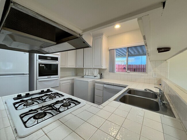 Foto del edificio - MOVE IN READY 3+2 home in Northridge with RV access, appliances included + central air!!