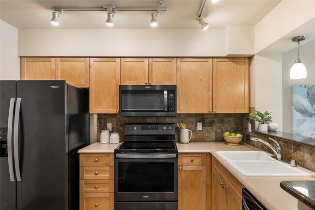 Foto del edificio - Beautiful Ballard Condo with Parking!
