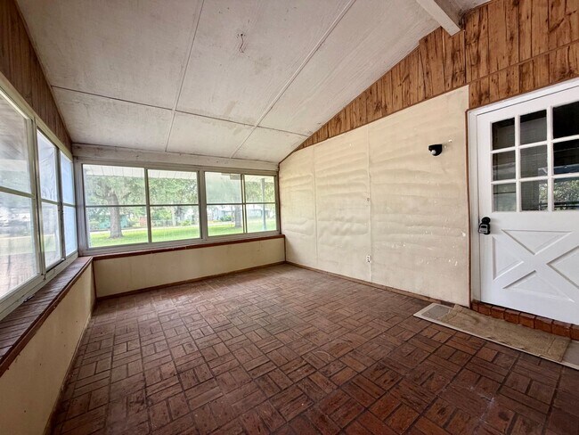 Building Photo - 3 bed/ 2 bath home in Plant City